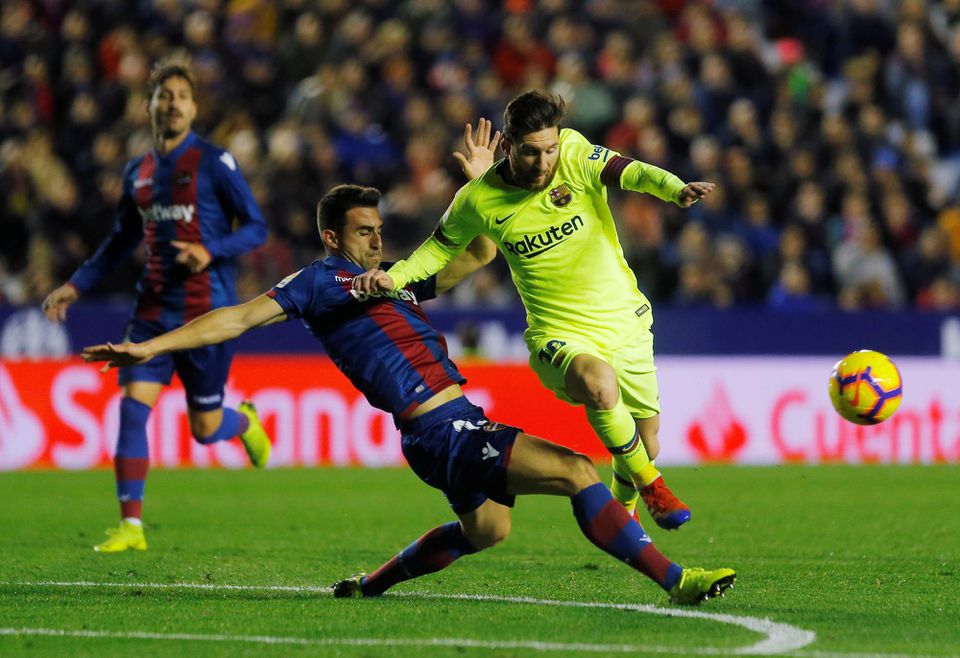 Leo Messi v súboji s Sergiom Postigom.