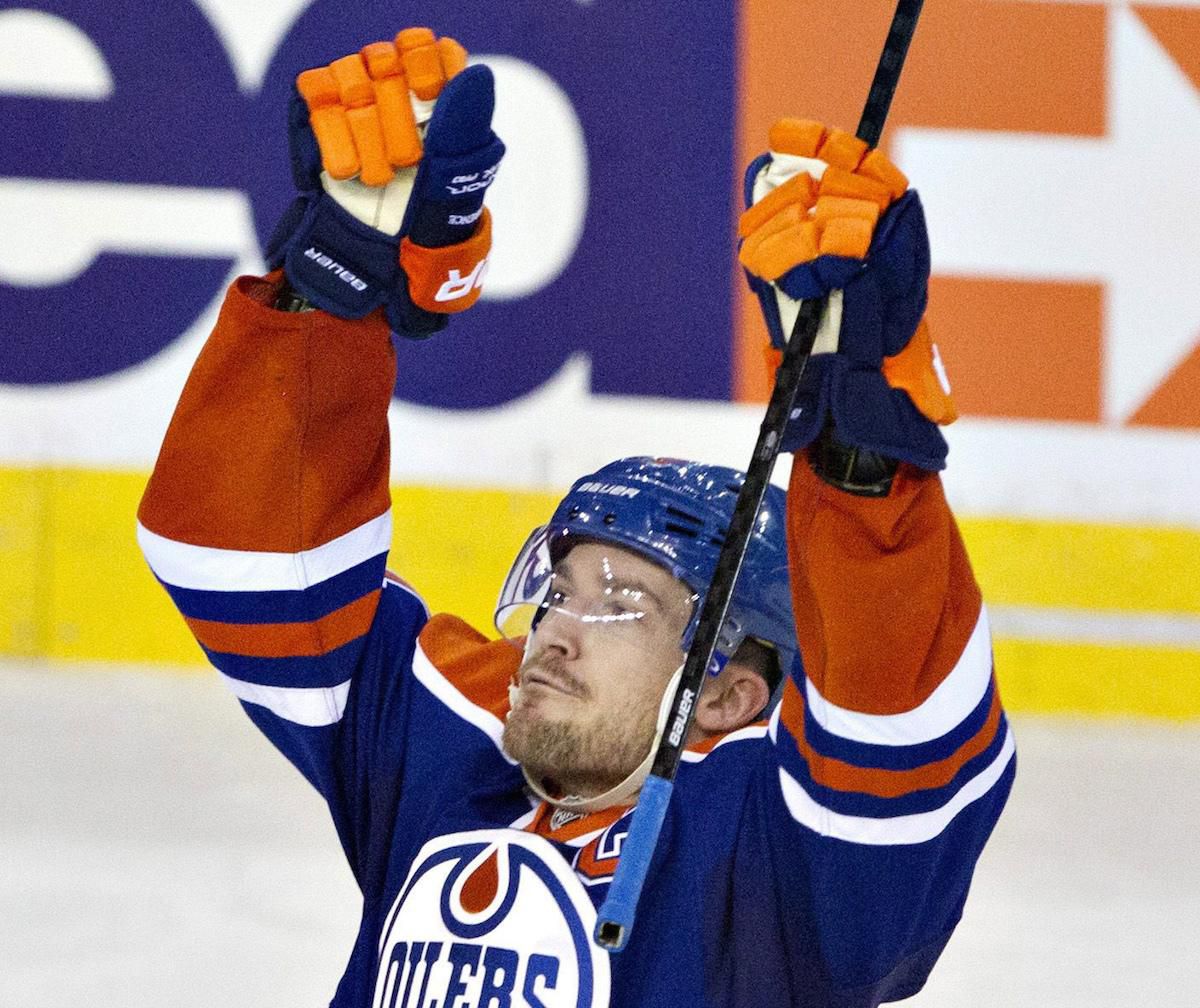 Andrew Ference si plnil úlohu kapitána Edmontonu Oilers naplno.