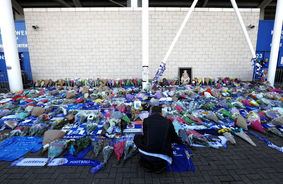 Celé mesto smúti za zosnulým prezidentom futbalového klubu Leicester FC.