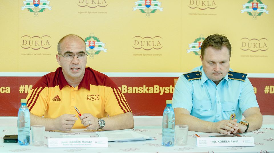 Riaditeľ Vojenského športového centra Dukla Banská Bystrica Roman Benčík (vľavo) a šéftréner VŠC Pavel Kobela.