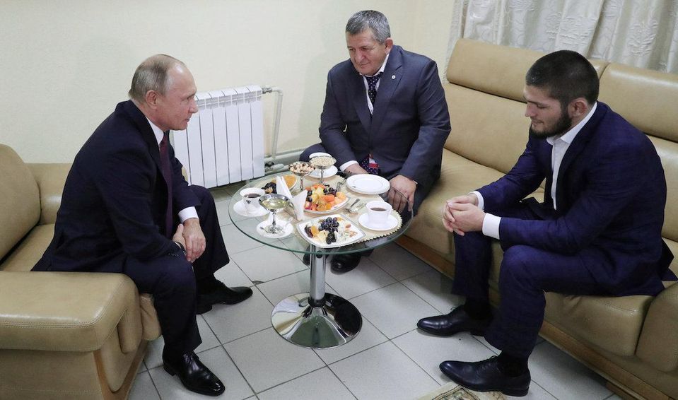Vladimir Putin gratuluje Chabibovi Nurmagomedovovi k víťazstvu.