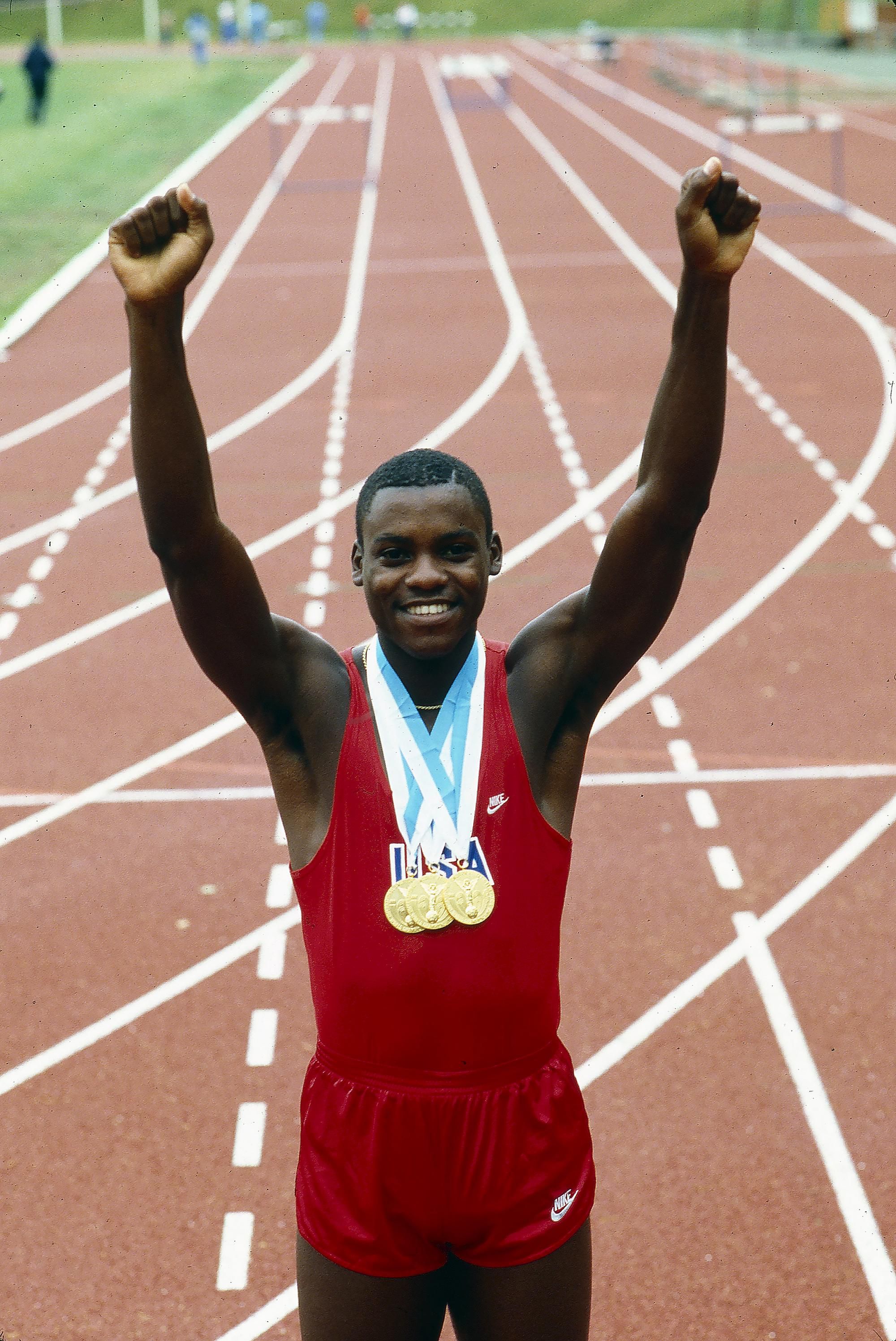 Carl Lewis s troma zlatými medailami z LOH 1984.