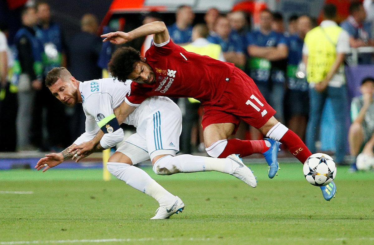 Segrio Ramos a Mohamed Salah.