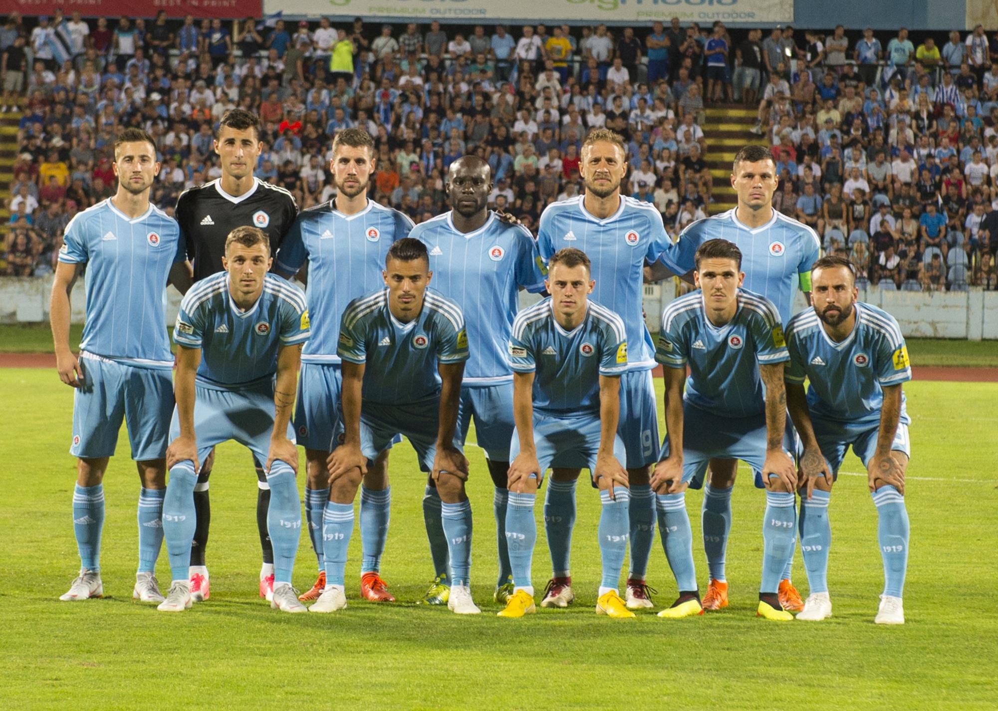 hráči ŠK Slovan Bratislava pred zápasom