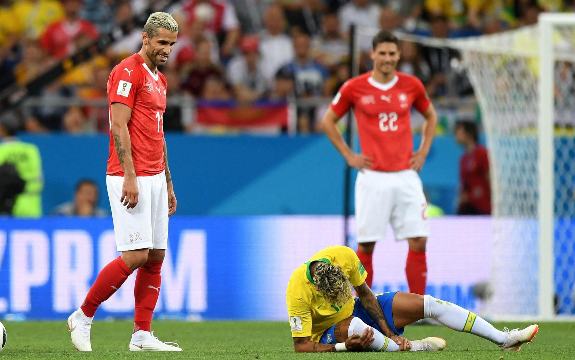 Neymar vs Valon Behrami v zápase Švajčiarska s Brazíliou