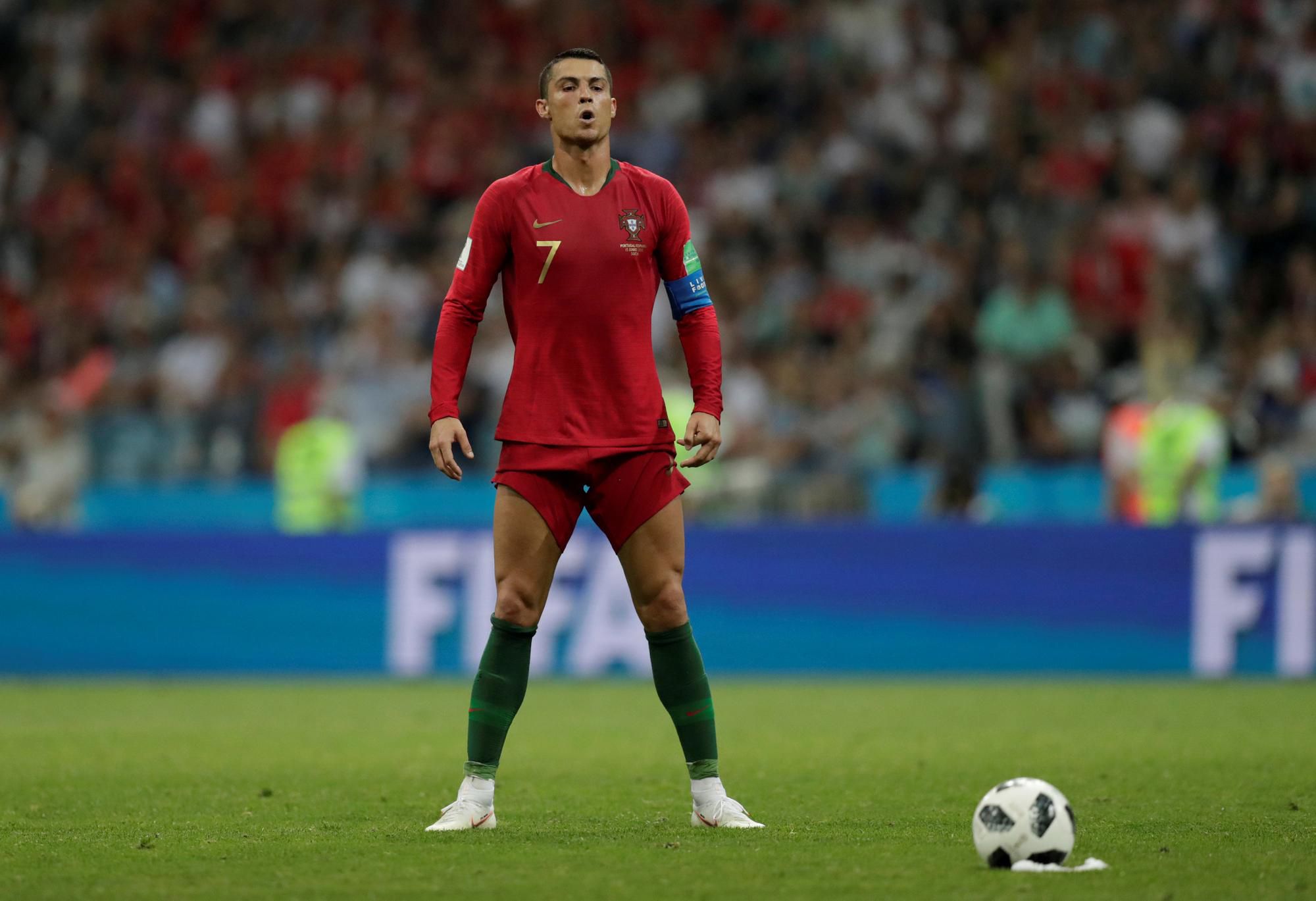 Cristiano Ronaldo sa chystá na priamy kop.