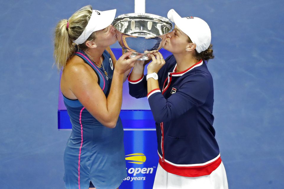 Austrálska tenistka Ashleigh Bartyová s Američankou Coco Vandeweghovou sa stali víťazkami ženskej štvorhry na grandslamovom US Open.