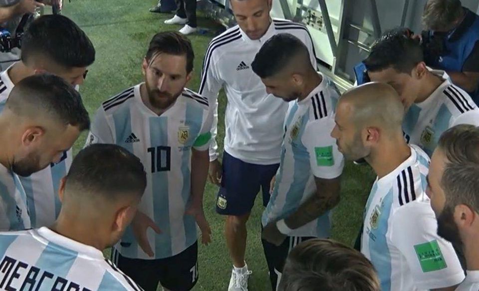 Lionel Messi hovorí hráčom do duše pred začiatkom druhého polčasu