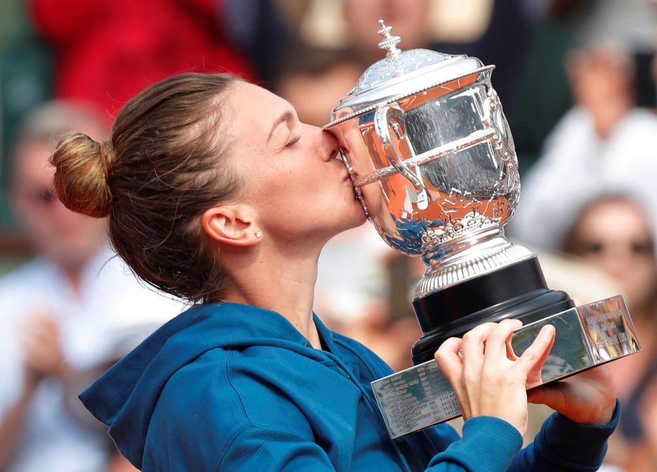 Simona Halepová s trofejou z turnaja Roland Garros.