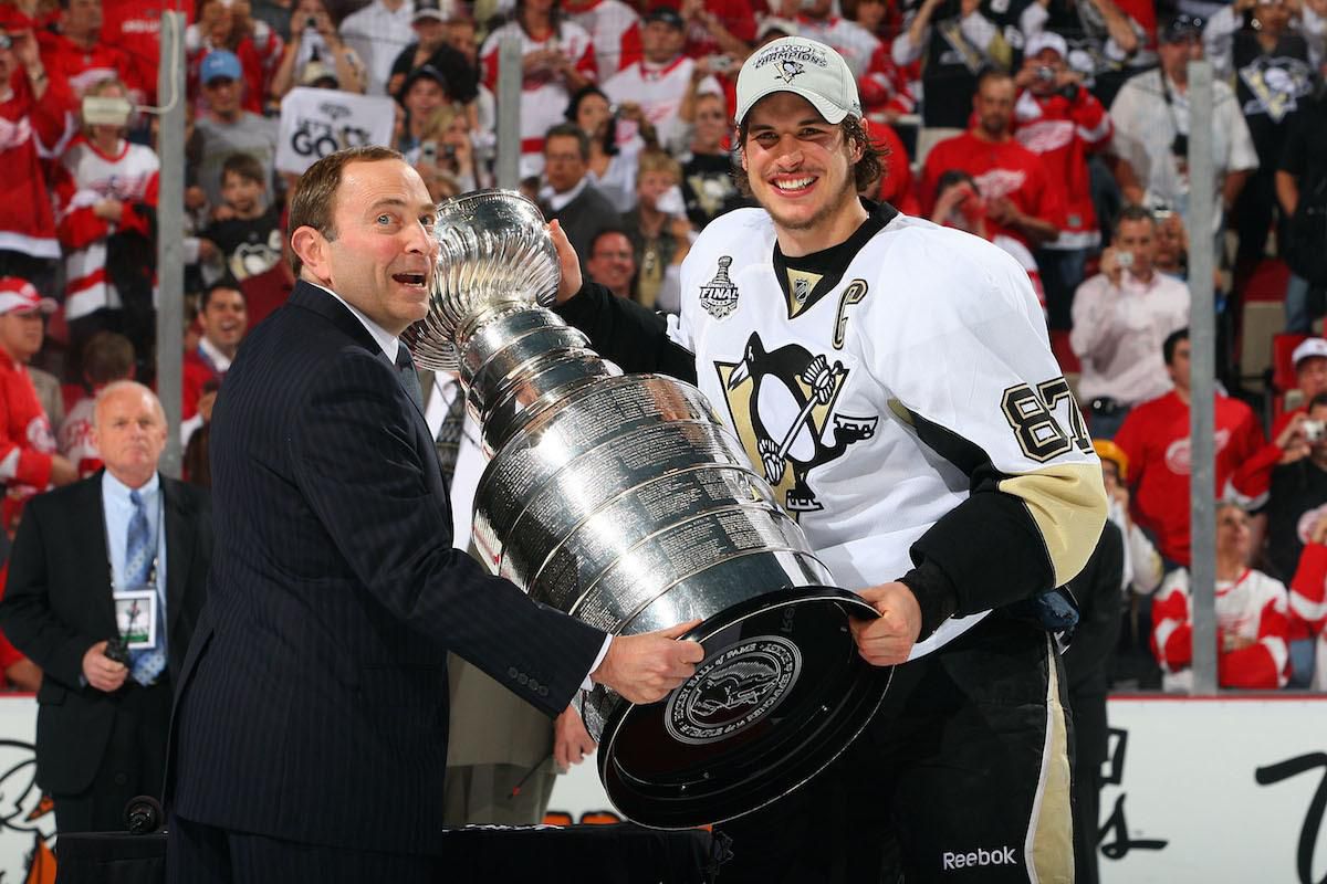 Sidney Crosby preberá z rúk garyho Bettmana svoj prvý Stanley Cup