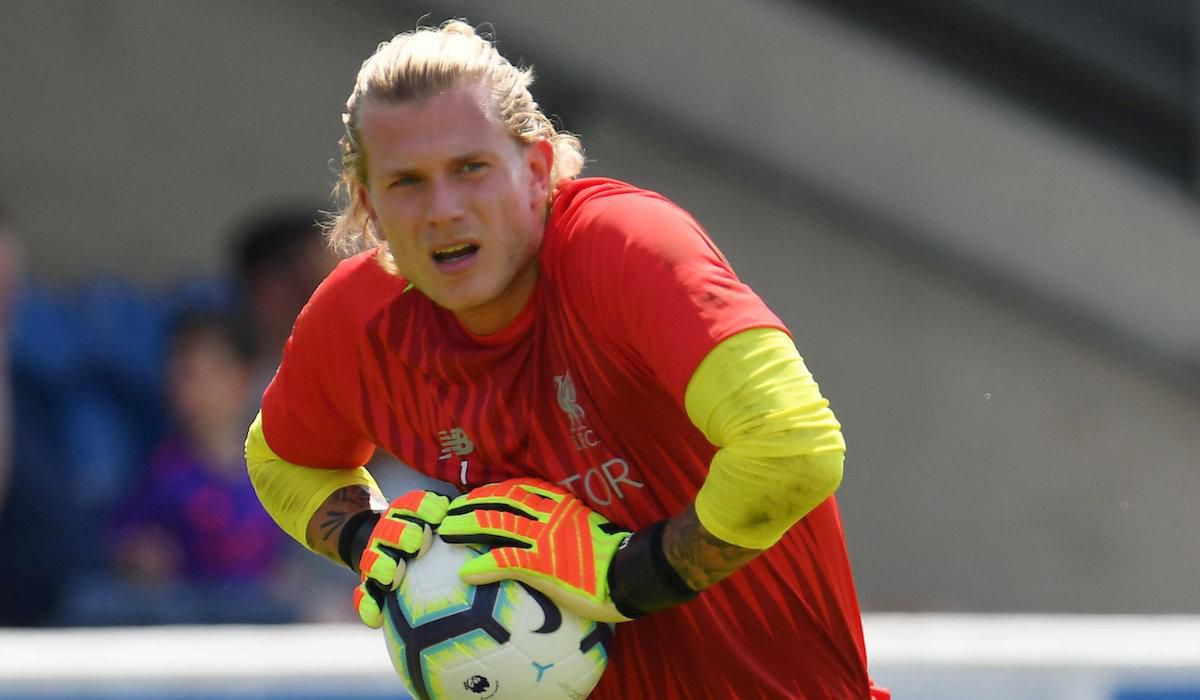 Loris Karius s loptou na tréningu.