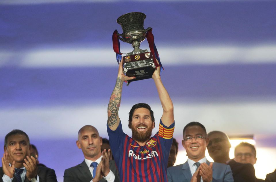 Lionel Messi s trofejou Španielskeho superpohára.