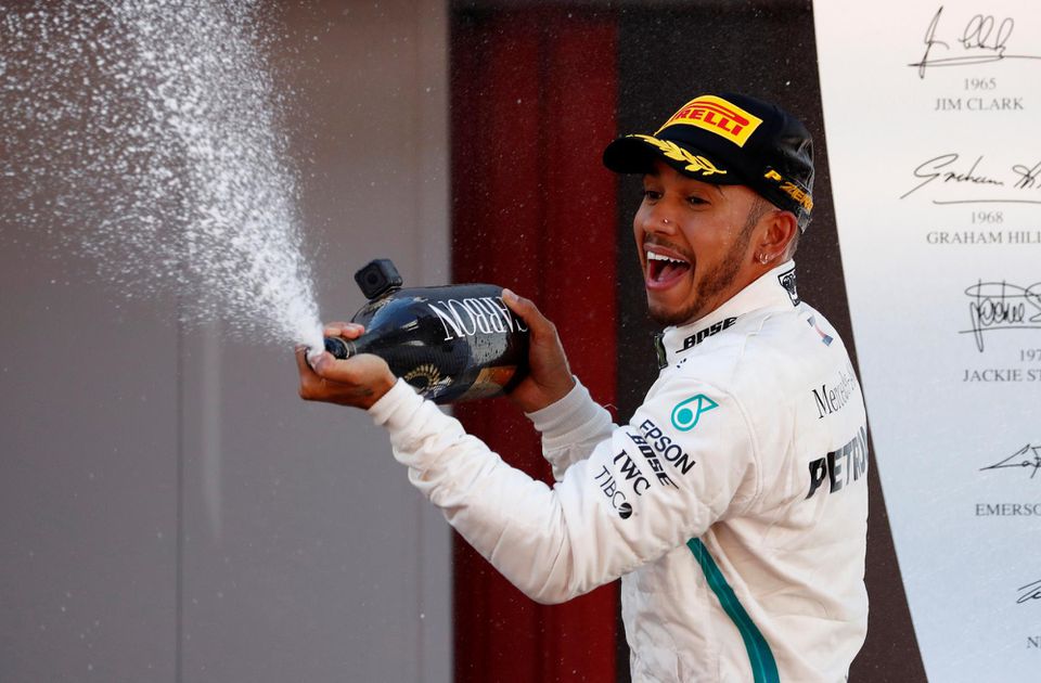 Lewis Hamilton oslavuje víťazstvo na VC Španielska