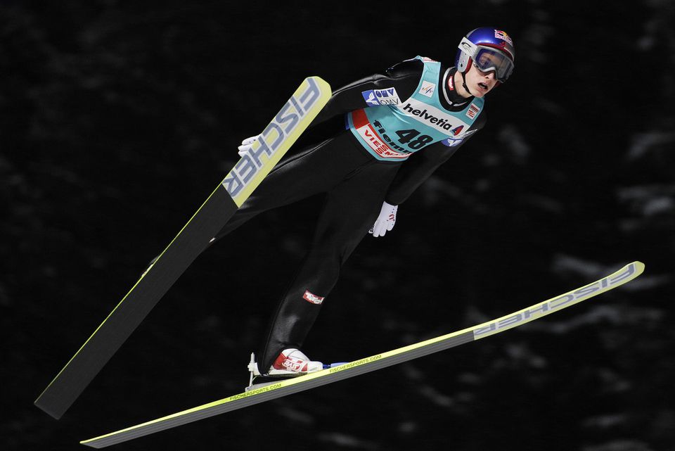 Rakúšan Gregor Schlierenzauer na ceste k víťazstvu v podujatí SP v skokoch na lyžiach vo Val di Fiemme.