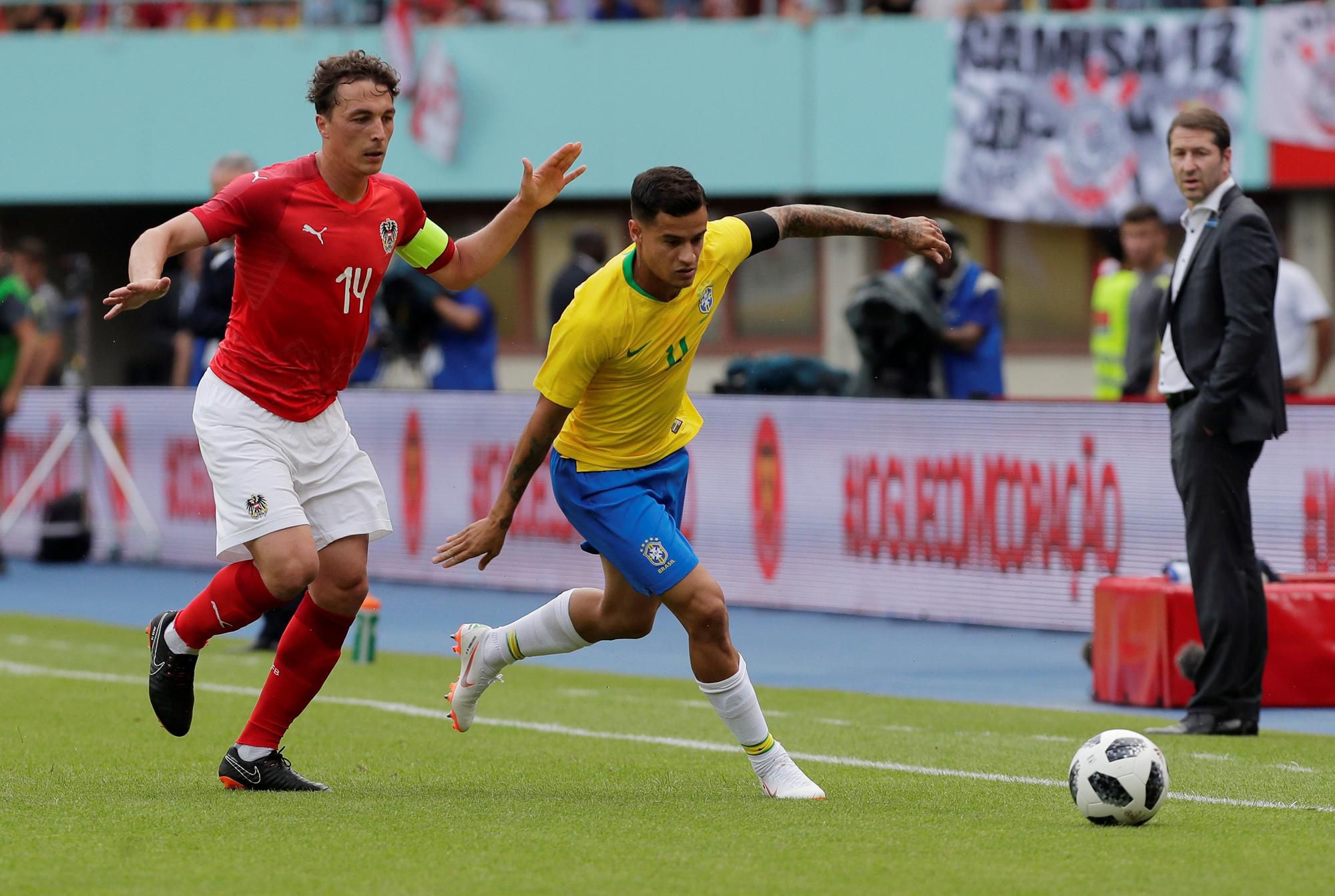 Philippe Coutinho a Julian Baumgartlinger.