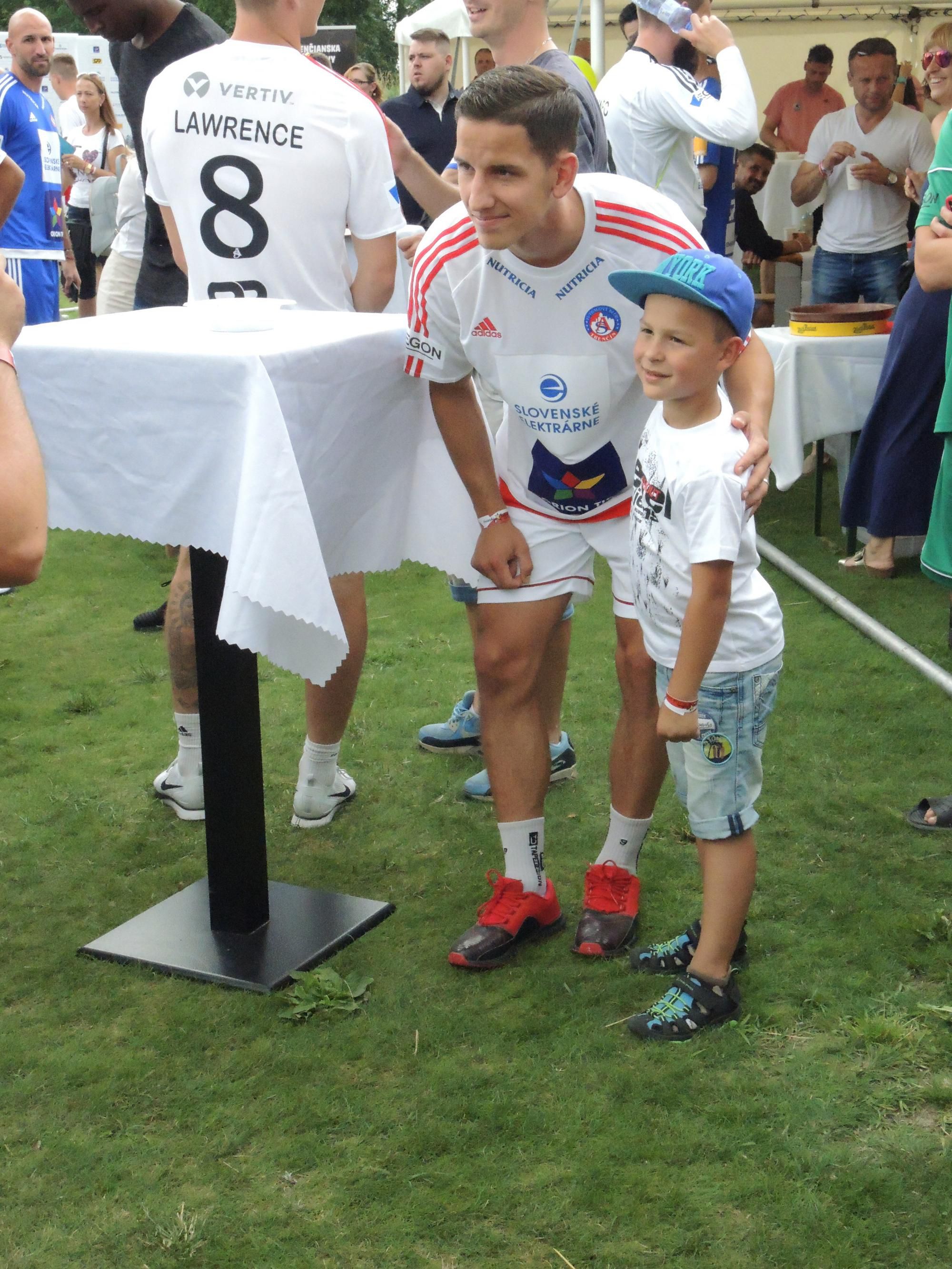 Chlapec sa fotí s futbalistom AS Trenčín Jakubom Paurom.