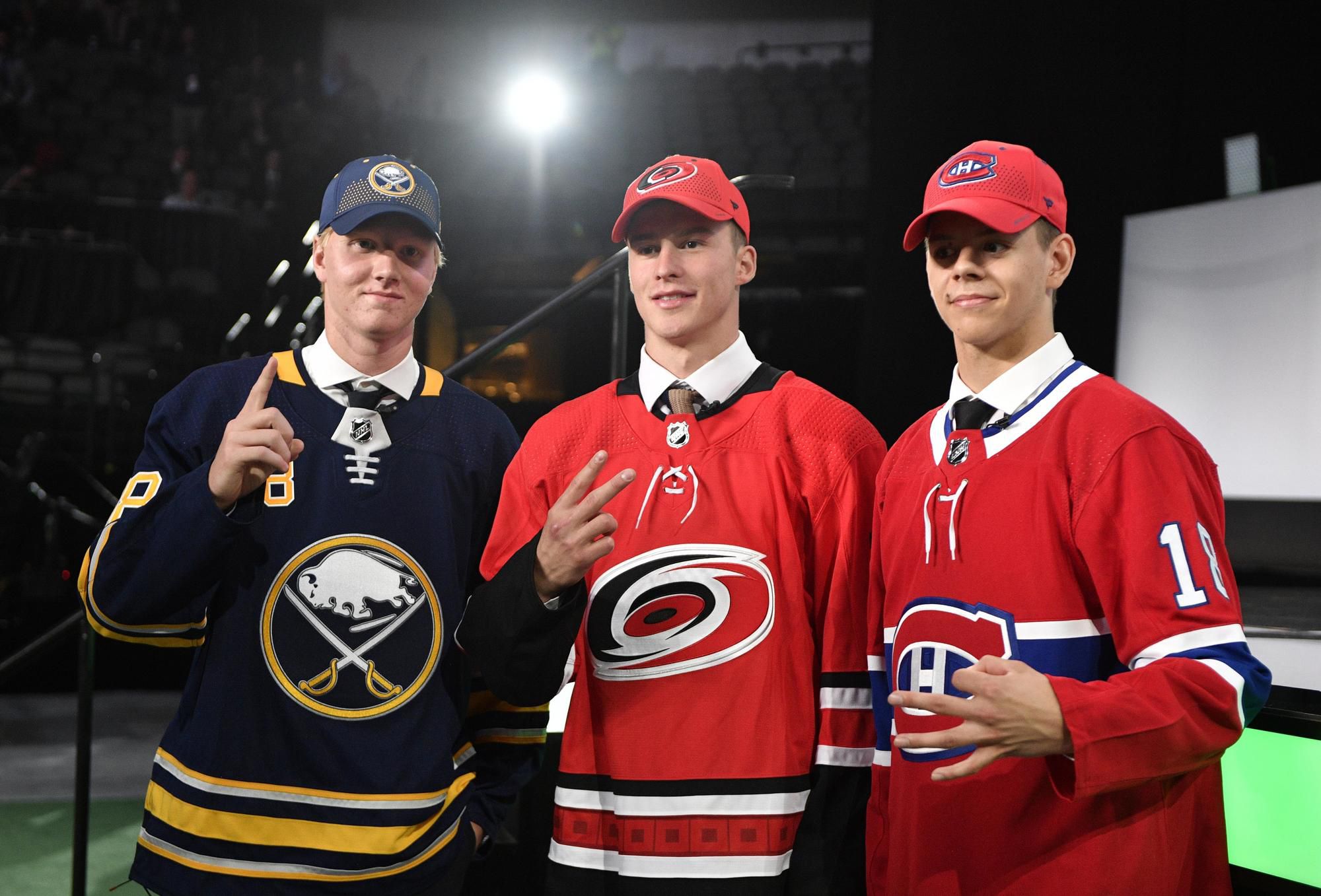 Rasmus Dahlin, Andrej Švečnikov a Jesperi Kotkaniemi. Prví traja draftovaní hráči v roku 2018.