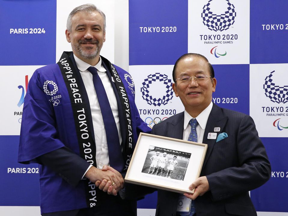 Šéf organizačnéhoho výboru OH v roku 2024 v Paríži Étienne Thobois (vľavo) a šéf organizačnéhoho výboru OH v roku 2020 v Tokiu Toširo Muto pózujú po podpisu memoranda o porozumení v Tokiu.