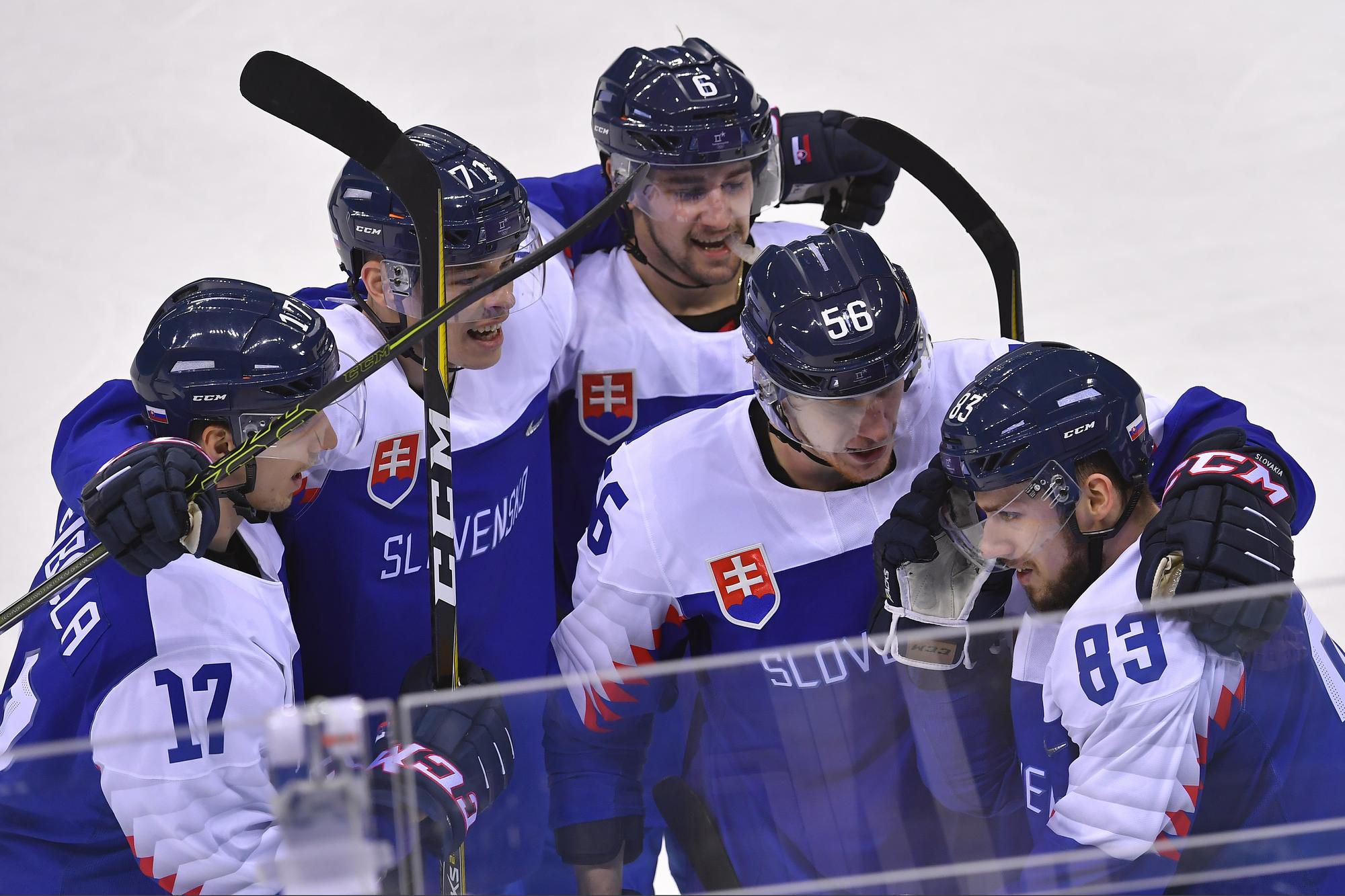 radosť slovenských hokejistov (Miloš Bubela, Marek Ďaloga, Marek Bakoš, Lukáš Cingeľ, Michal Čajkovský a strelec gólu Martin Bakoš)