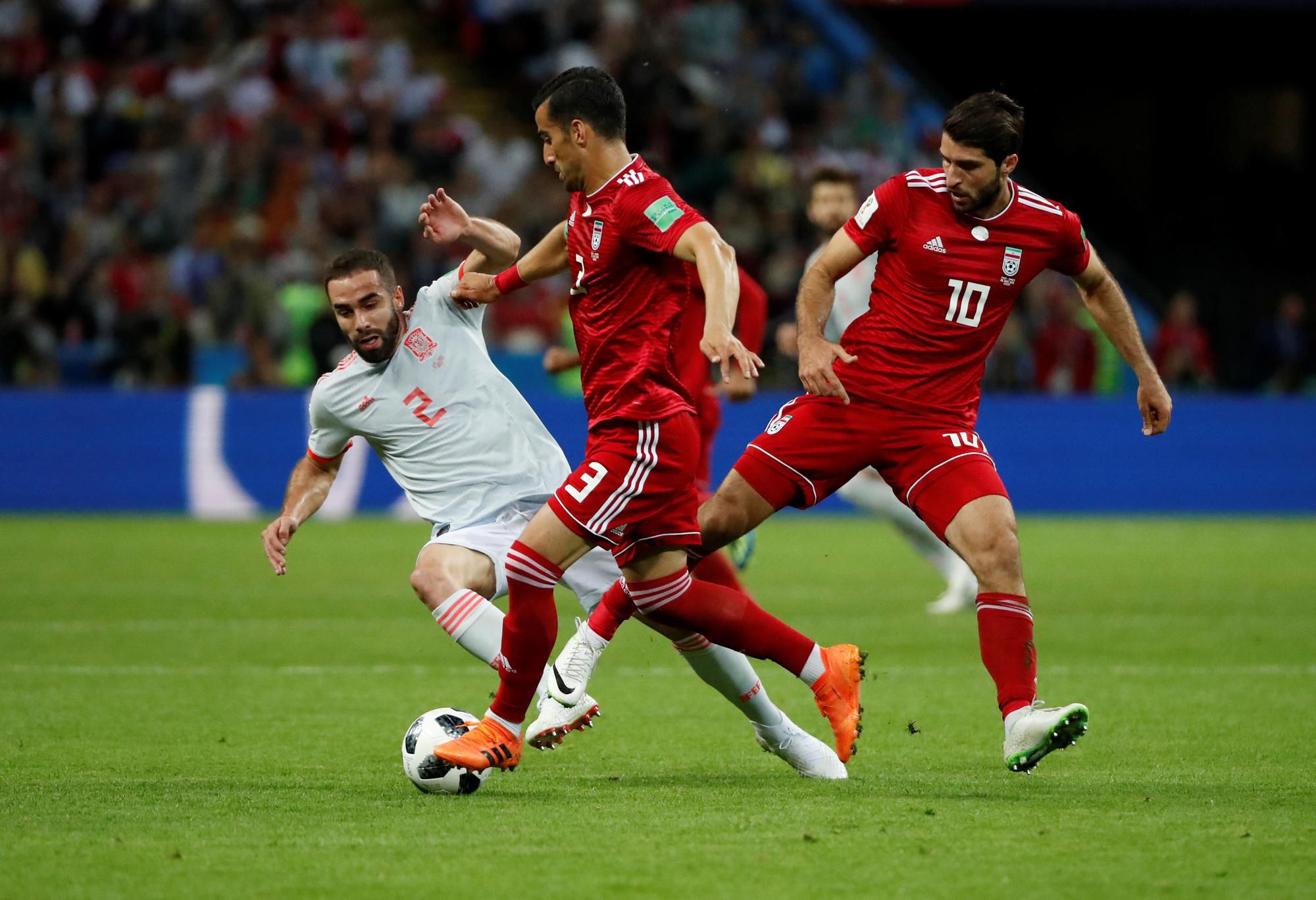 Dani Carvajal v súboji s iránskymi obrancami.