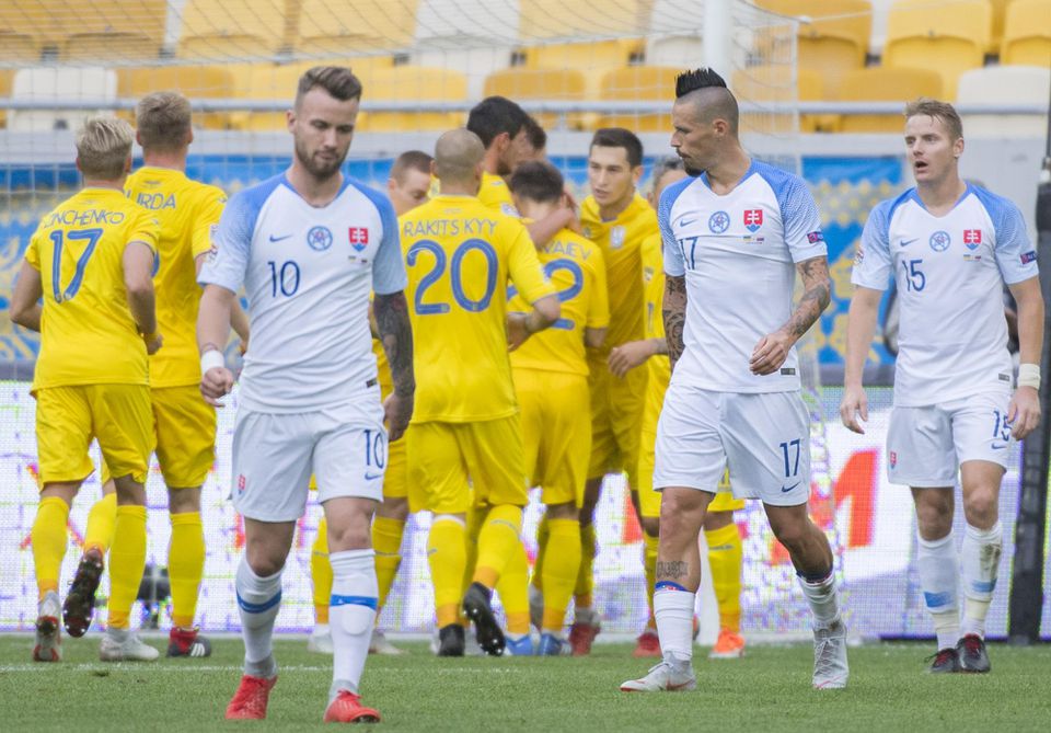 Tomáš Hubočan, Marek Hamšík a  Albert Rusnák, v pozadí gólová radosť Ukrajincov.