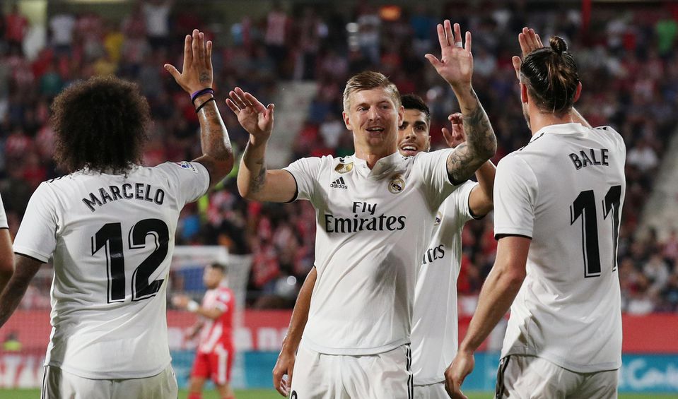 Toni Kroos sa so svojimi spoluhráčmi z Realu Madrid teší z výhry.