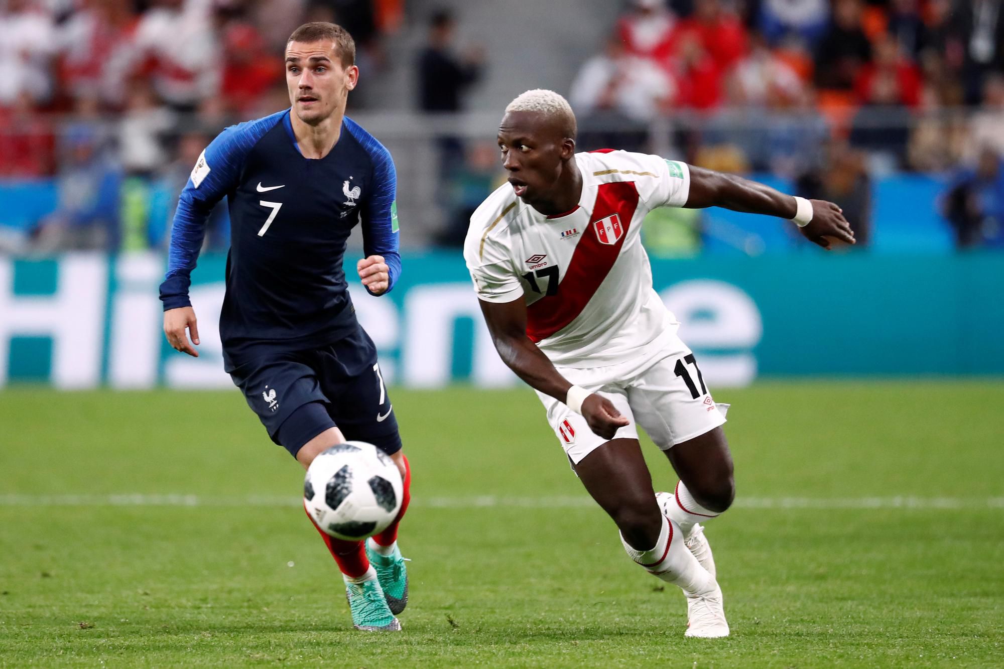 Antoine Griezmann a Luis Advincula.