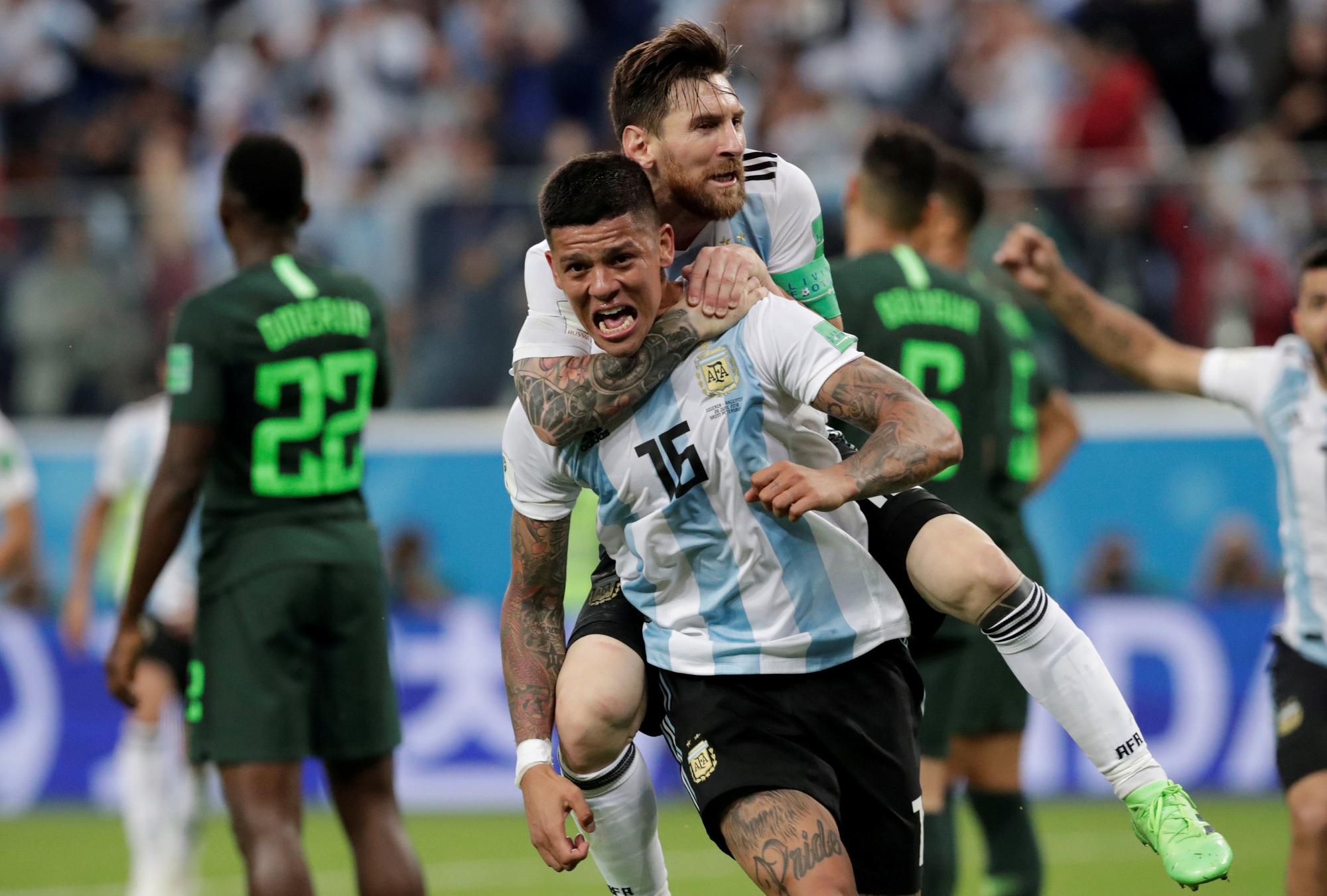Lionel Messi na chrbte Marcosa Roja, ktorý strelil postupový gól Argentíny