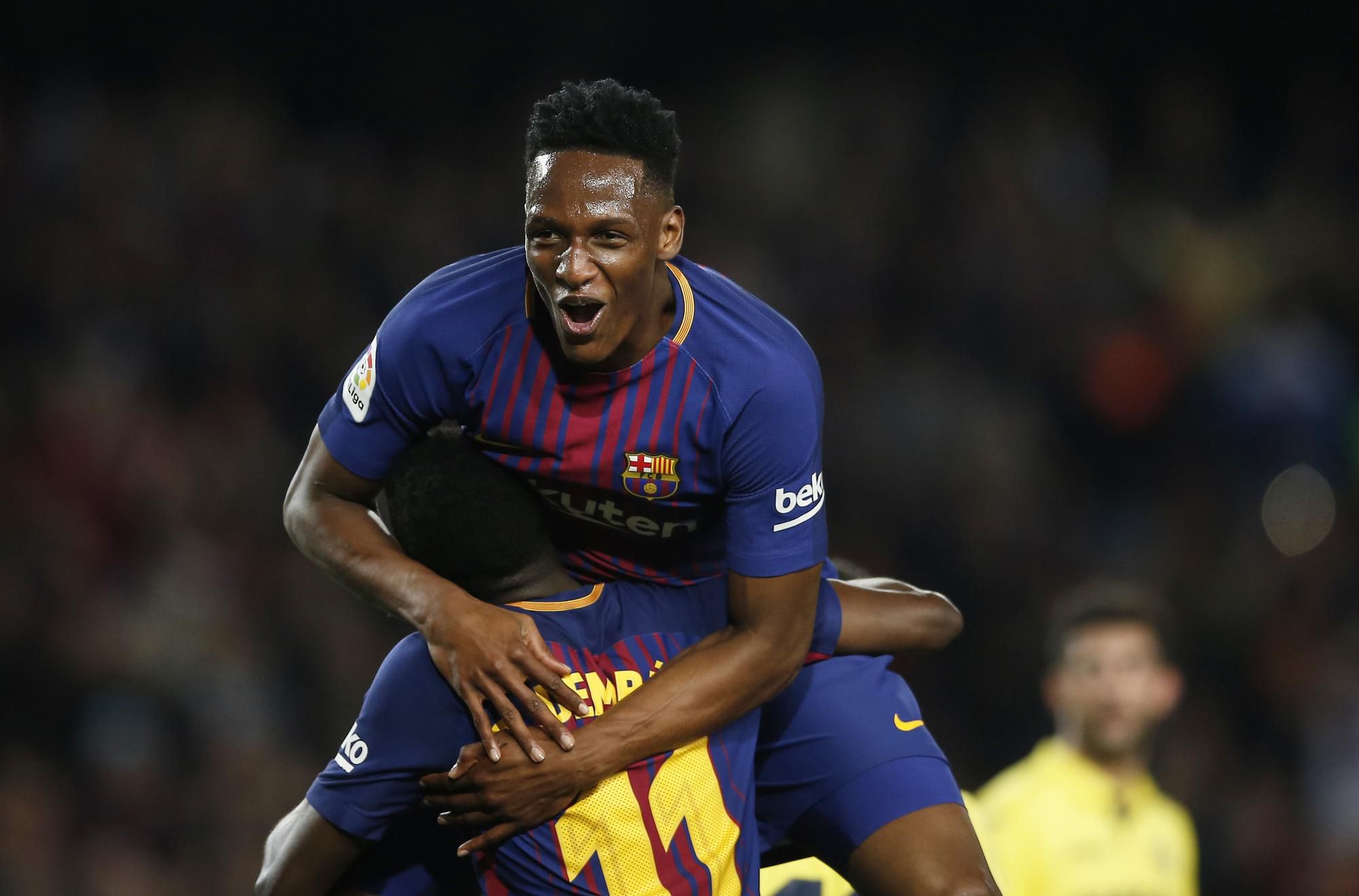 Yerry Mina oslavuje gól s Ousmanem Dembelém ešte v drese FC Barcelona