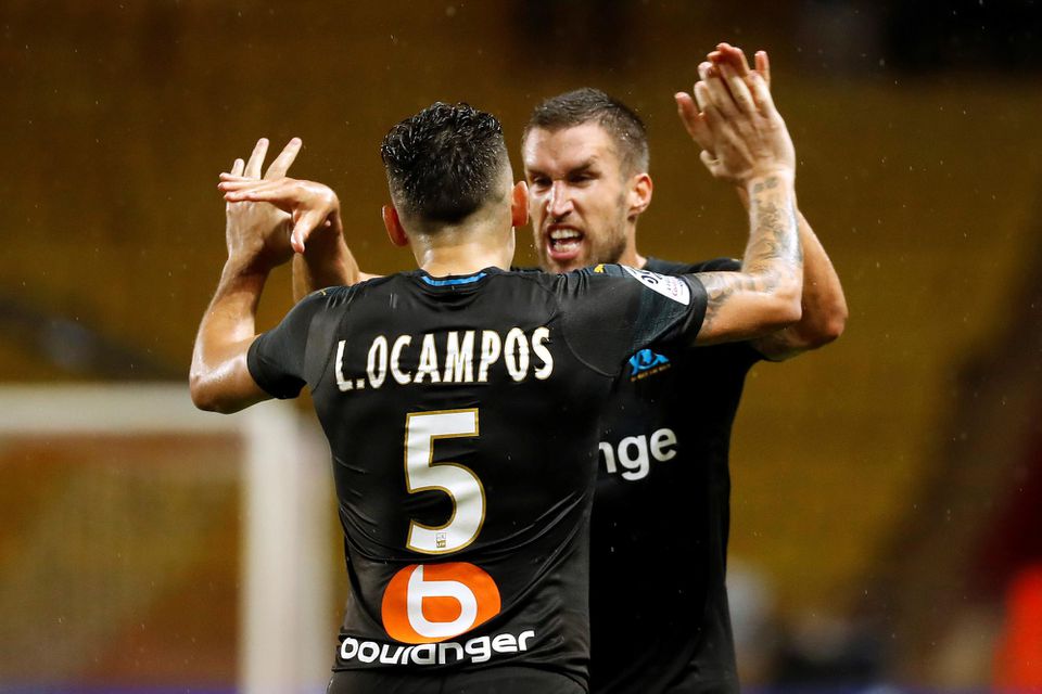 Kevin Strootman a Lucas Ocampos z Olympique Marseille oslavujú gól