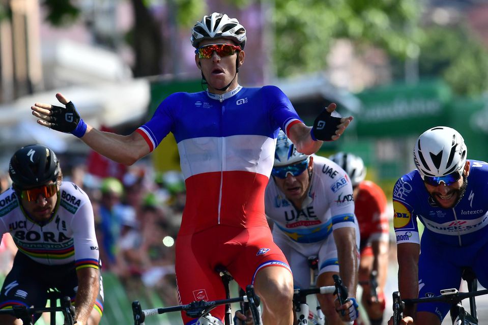 francúzsky cyklista Arnaud Démare sa teší po triumfe