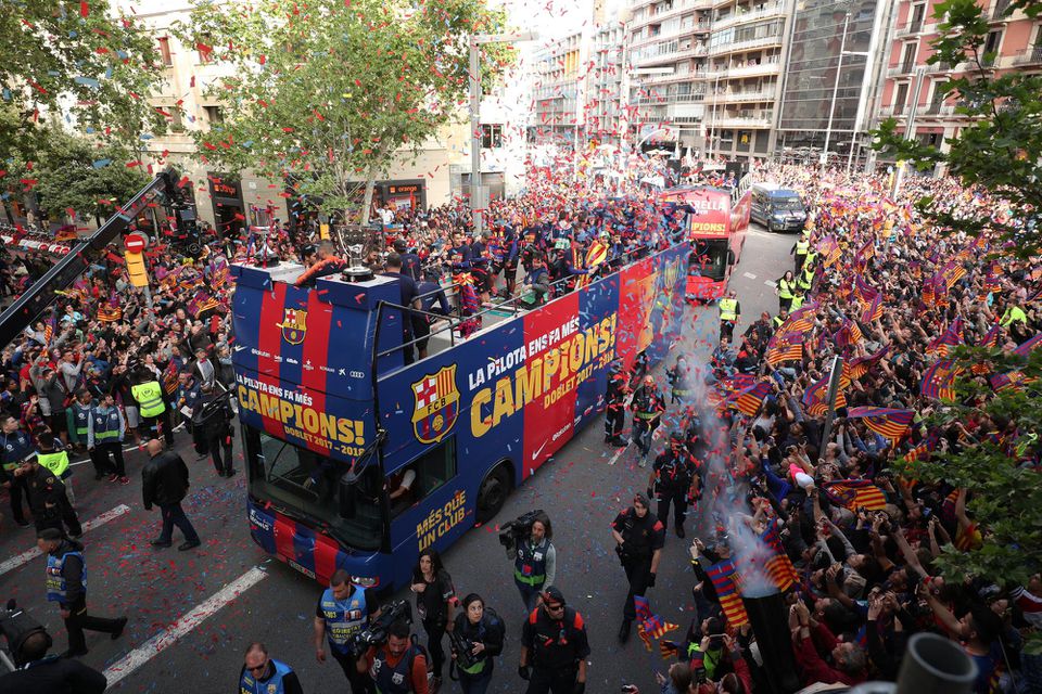 Hráči Barcelony oslavovali majstrovský titul v uliciach mesta.