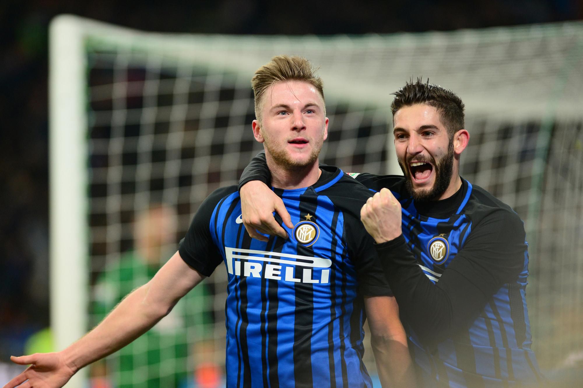 Milan Škriniar a Roberto Gagliardini oslavujú gól Interu Miláno
