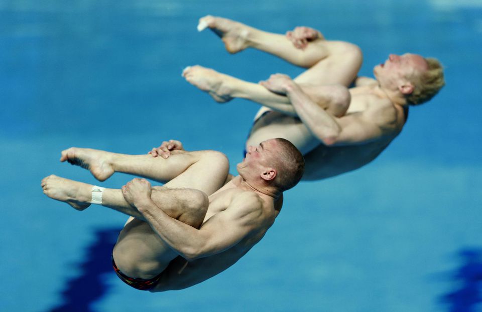 Ruskí reprezentanti v skokoch do vody Jevgenij Kuznecov a Iľja Zacharov.
