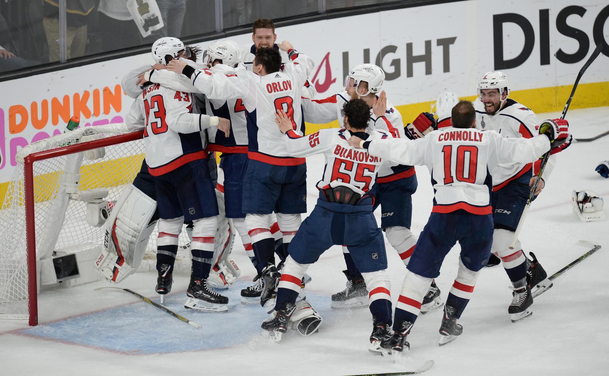 Hráči Washingtonu Capitals oslavujú zisk Stanleyho pohára.