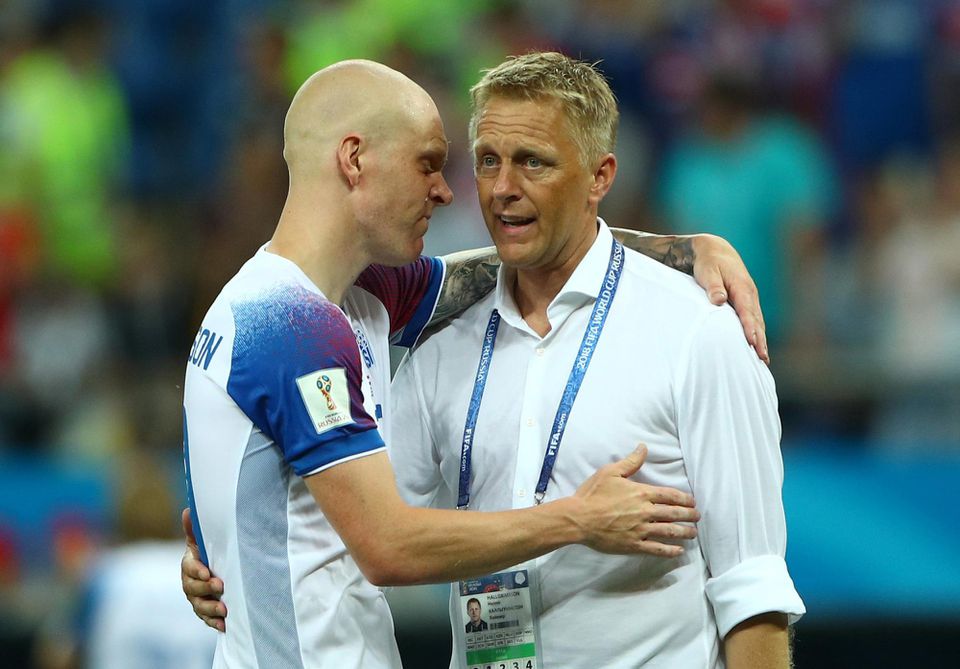 Tréner Islandu Heimir Hallgrimsson a Emil Hallfredsson.