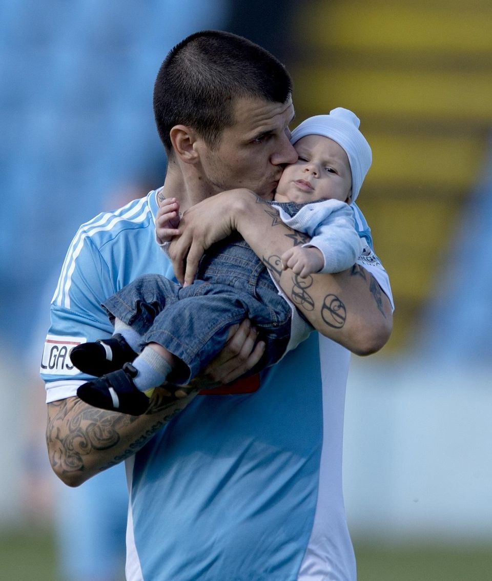 Juraj Halenár bozkáva svoje dieťa pred zápasom v 32. kola futbalovej Corgoň ligy medzi ŠK Slovan Bratislava - FC Nitra 20. mája 2014.