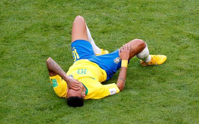 Neymar preležal na trávniku 14 minút. Mal by prestať so simulovaním, myslí si Van Basten