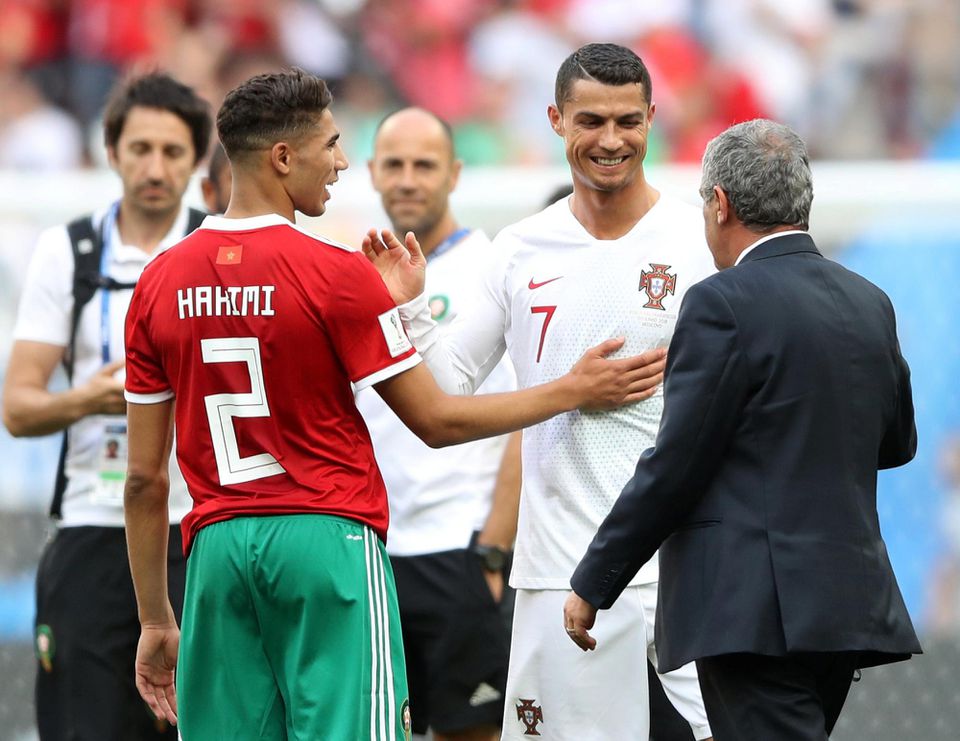 Cristiano Ronaldo, tréner Portugalska Fernando Santos a Maročan Achraf Hakimi.