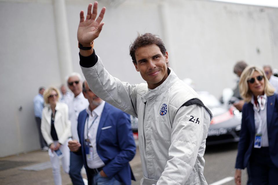 Rafael Nadal máva divákom pred štartom automobilových pretekov 24 hodín Le Mans