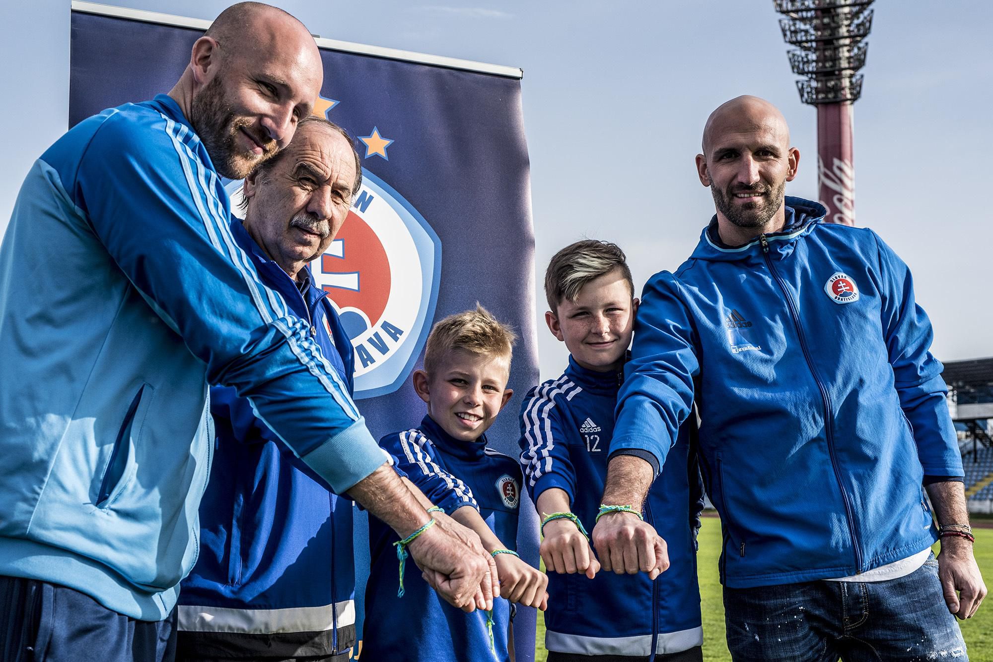 predstavenie dvoch mladých futbalistov, ktorí budú reprezentovať Slovensko v rámci projektu Futbal pre priateľstvo