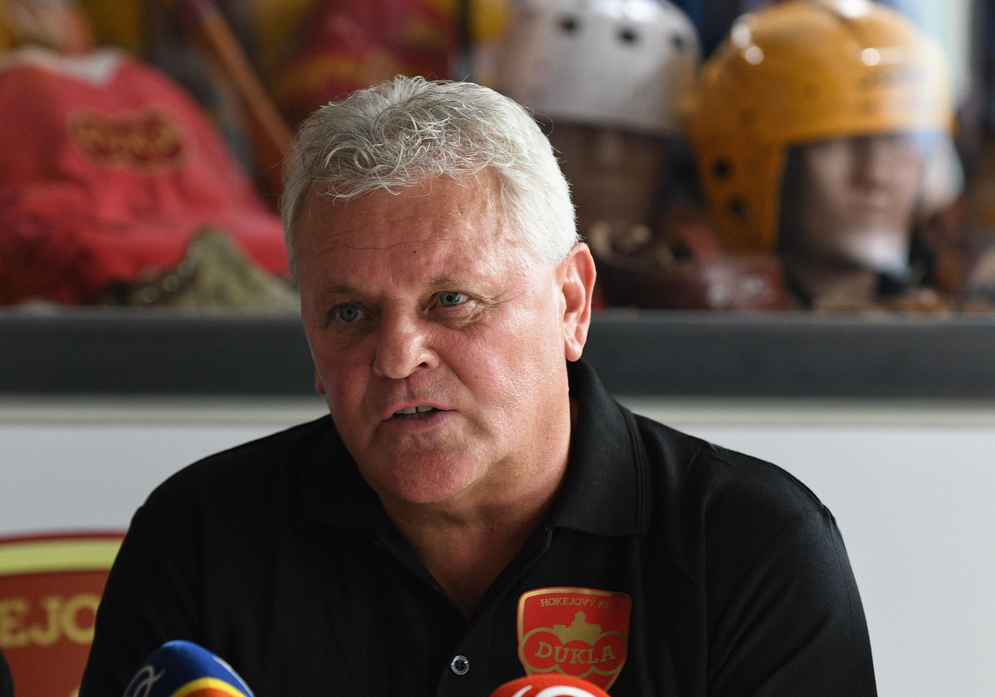 Predseda predstavenstva Viliam Ružička počas tlačovej konferencie hokejového klubu Dukla Trenčín.