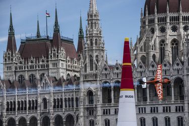 Vyše 135 000 divákov v Budapešti vzhliadalo k oblohe, víťazstvo si vylietal Čech