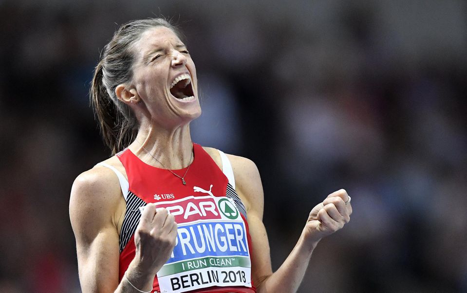vajčiarka Léa Sprungerová sa teší po zisku zlatej medaily v behu na 400 m cez prekážky na ME v atletike v Berlíne.