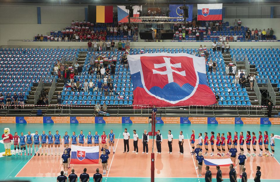 Slovenskí fanúšikovia vo volejbalovom zápase C-skupiny žien Slovensko - Česko Zlatej európskej ligy.