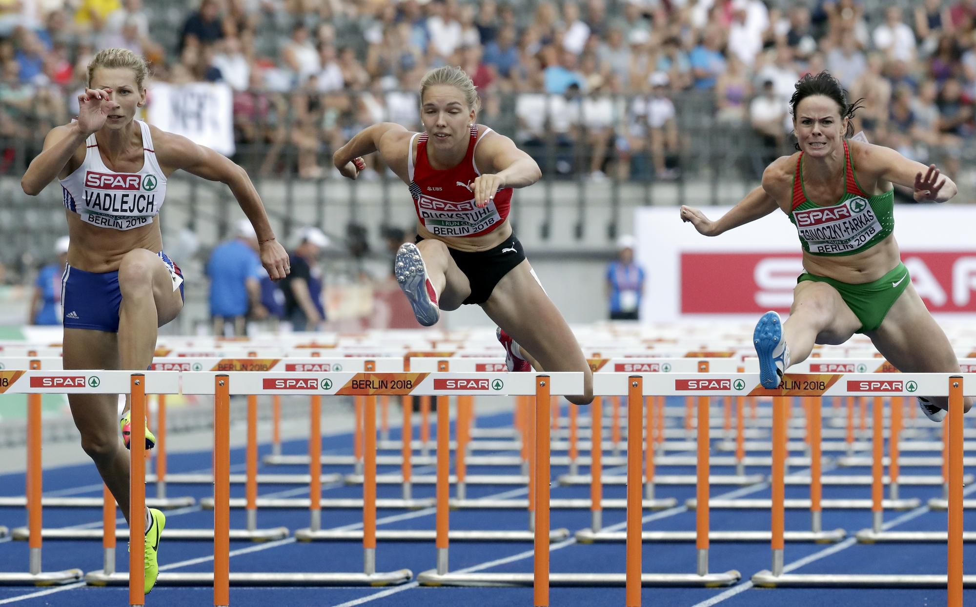 Slovenka Lucia Vadlejch, Švajčiarka Geraldine Ruckstuhlová a Maďarka Györgyi Zsivoczkyová-Farkasová počas behu žien na 100m prek. v rámci sedemboja.