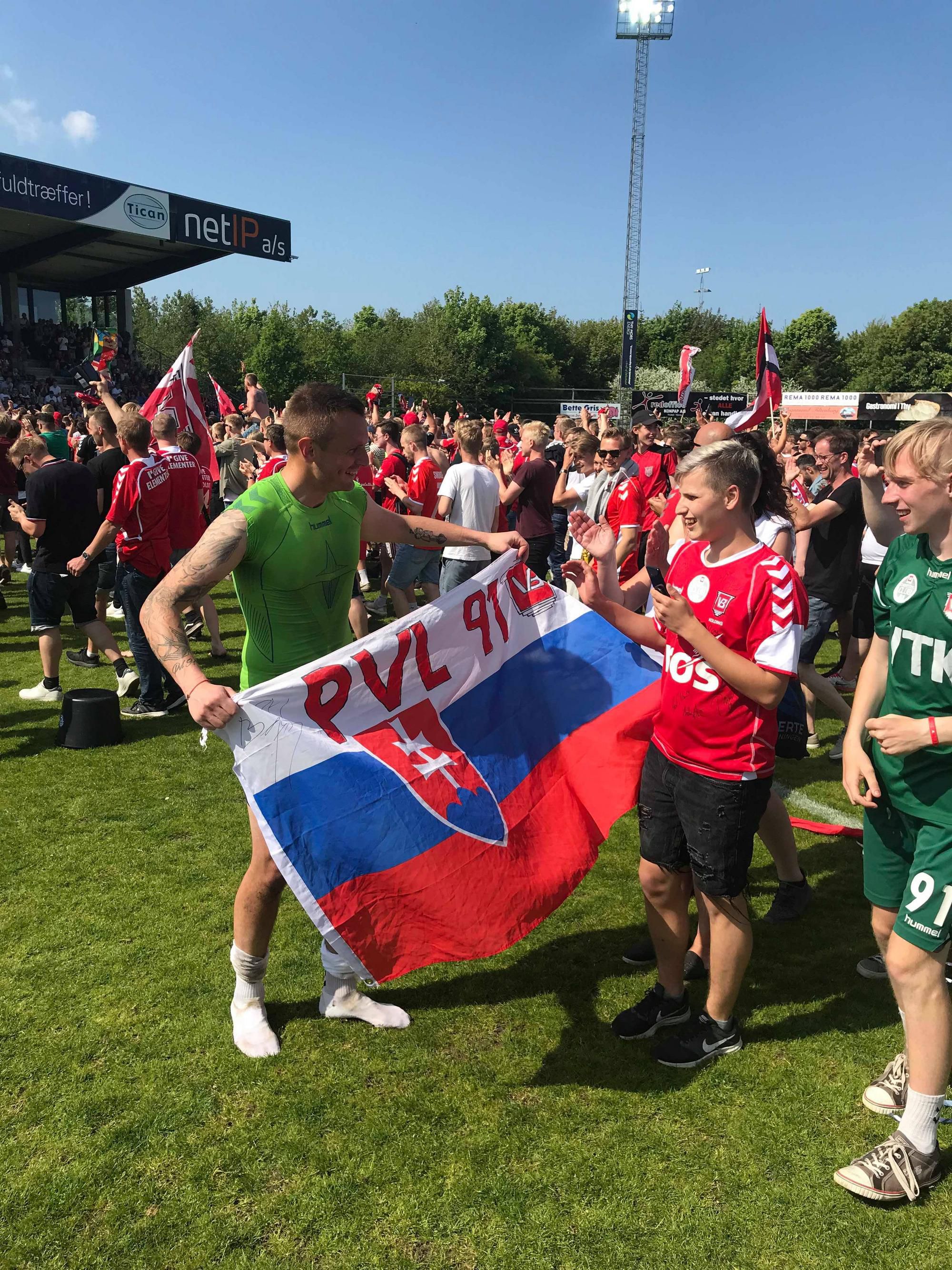 Pavol Bajza s vlajkou od fanúšikov