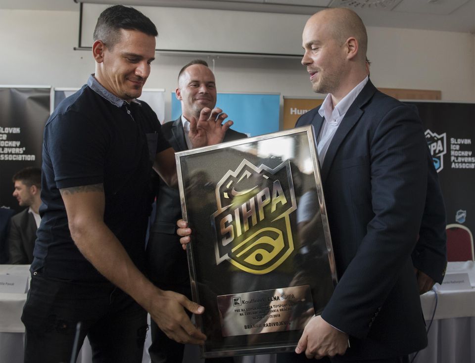 Branko Radivojevič si preberá Cenu SIHPA pre najužitočnejšieho hráča Tipsport Ligy 2017/2018.