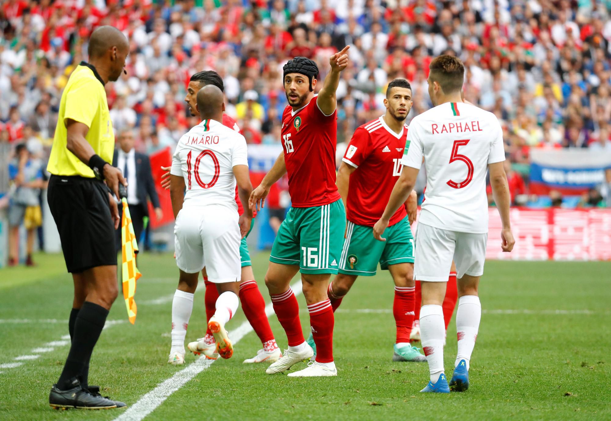 Nordin Amrabat v zápase s Portugalskom.