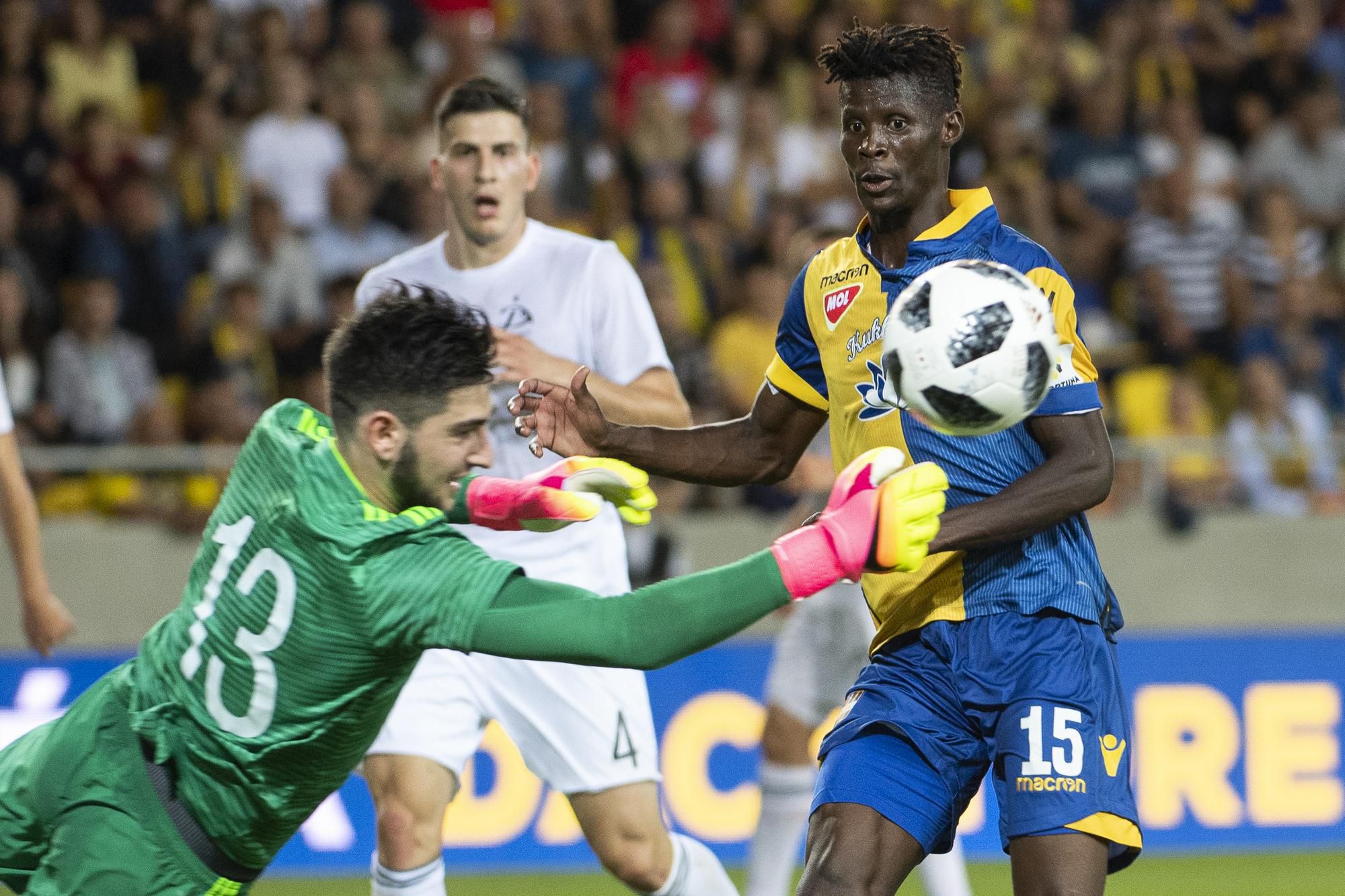 Vakoun Issouf Bayo (Dunajská Streda) a brankár Demetre Buliskeria (Tbilisi) počas úvodného zápasu 1. predkola Európskej ligy UEFA 2018/2019  DAC 1904 Dunajská Streda - Dinamo Tbilisi.